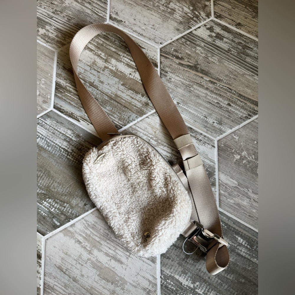 Lululemon Sherpa Everywhere Belt Bag Fleece Crossbody in Trench Beige - Picture 1 of 3